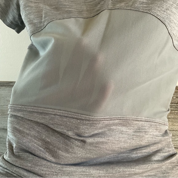Lululemon short-sleeve shirt with mesh cutouts size 4 (K1) - Picture 6 of 9